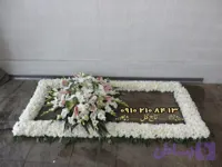 قاب گل دور سنگ مزار تمام سفید با کلاهک گلادیولوس و آنتوریوم صورتی کد ۱۱۶۴ | دیزاین مینیمال
