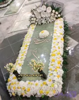 گل‌آرایی بهاره سنگ مزار با گل نرگس و آنتوریوم کد ۱۱۵۵ | ریسه داوودی مینیاتوری بدون گلدان مشکی