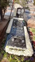گل‌آرایی کتیبه و دور سنگ مزار خانوادگی با آنتوریوم صورتی-سفید و جاشمعی کریستالی کد ۱۱۶۱