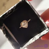 انگشتر زنانه مدل قلب طلایی با نگین سفید دور نگین آبکاری رادیوم