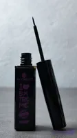 خط چشم مویی اسنس اصل طراحی دقیق با رنگ مشکی عمیق و ماندگاری بالا