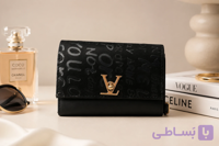 مجلسی زنانه مدل LV (طرح پوست‌ماری)کد a104: پوست‌ماری (شیک و متفاوت) رنگ: مشکی عمیق (همه‌پسند و کلاسیک) جنس: چرم صنعتی با کیفیت بالا و ماندگاری زیاد طراحی: مجلسی با قفل طلایی خیره‌کننده