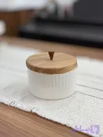 شکلات‌خوری سرامیکی دست‌ساز طرح شیار ساده قطر ۱۳ سانتی‌متر با درب چوبی و لبه مزین به لاستر طلا