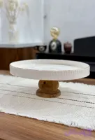 شیرینی خوری سرامیکی دست‌ساز طرح شیار ساده قطر ۲۸ سانت با لبه لاستر طلا و پایه چوبی