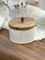 شکلات‌خوری سرامیکی دست‌ساز با لعاب سفید صدفی و درب چوبی، قطر ۱۳ سانتی‌متر