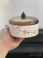 شکلات‌خوری سرامیکی دست‌ساز طرح خوشه طلایی قطر ۱۳ سانتی‌متر با درب چوبی، مزین به نقوش ترانسفر و لاستر طلا
