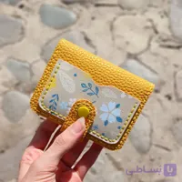 کیف کارت چرمی کرم با طرح گل‌های آبی دست دوز