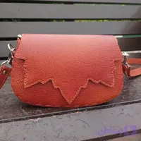 کیف دوشی مدل برگ از چرم طبیعی گاوی دست دوز