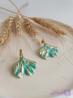 گوشواره سبز با رگه های طلایی
