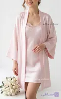 ست ۲ تکه لباس خواب ساتن صورتی ملایم زنانه (روبدوشامبر و پیراهن خواب دانتل‌دار)