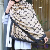 شال نخی منگوله دار طرح H هرمس