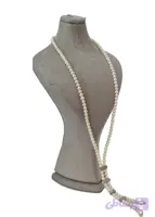 گردنبند رولباسی زنانه مروارید دریایی و متریال سوارسکی مدل آونگ 1071