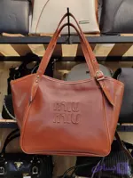 کیف زنانه میومیو بزرگ دوشی چرم صنعتی یراق رنگ ثابت miumiu