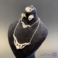 سرویس مینیمال چهارتیکه استیل با آبکاری رادیوم، قفل‌های ایمن قفلی و میخی، نگین‌های اتریشی ضد ریزش، طول گردنبند ۴۵ سانت، رنگ ثابت و کاملاً ضد حساسیت