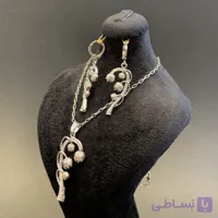 سرویس چهار تکه استیل زنانه نگین‌دار با آبکاری رادیوم | رنگ ثابت، ضد حساسیت، قفل کتابی و گوشواره حلقه‌ای