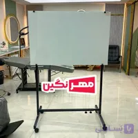 تخته وایت برد شیشه ای (گلس برد) پرتابل ۱۲۰×۸۰ به همراه پایه دو ستون