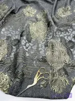 پارچه ژاکارد ترک حاشیه‌دار گل رز زیتونی طلایی زغالی Roseraie d’Obsidienne Jacquard
