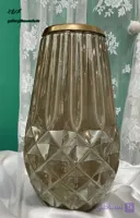 گلدان شیشه ای کنار سالنی رنگ عسلی