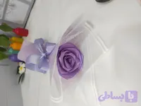 گل رز تک شاخه روبانی با دورپیچ زیبا(رنگبندی متنوع)