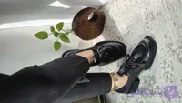 لوفر چرم زنانه تک رنگ مشکی طرح‌بندی برند رایکا