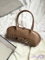 کیف دوشی زنانه چرم دیبا (Diba) مدل کلاسیک رنگ نسکافه‌ای با یراق‌آلات طلایی آنتیک