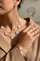 ست ونکلیف سفید نقره ای
