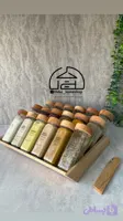 پک ۱۸تایی جا ادویه شیشه مکارتی درب چوبی با سری نمک‌پاش و لیبل (فروش تک و عمده )