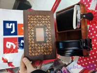 ست کیف کوتاه جیبی مردانه و کمربندچرم منبت و جا کلیدی چرم طبیعی گاوی درجه یک جعبه مشبک چوبی