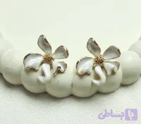 گوشواره گل میناکاری سفید دور طلایی با میخ نقره ضد حساسیت