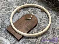 ساعت دیواری با چوب طبیعی روس | بیس چوبی با اعداد ۳ تایی و حلقه MDF برجسته | موتور آرام‌گرد تایوانی | ضمانت ۲ ساله (کد ENWYF)