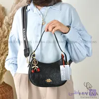 کیف قایقی دخترانه تیارا طرح کوچ COACH دارای آویز آلبالو