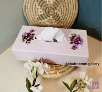 جا دستمال کاغذی چوبی دست‌ساز دکوپاژ طرح دسته‌گل رز بنفش و یاسی به سبک کلاسیک