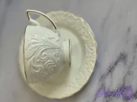 چایخوری بن چاینا طرح گل برجسته لب طلایی (یک عدد فنجان و نعلبکی)