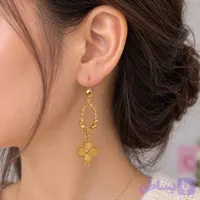 گوشواره آویز زنانه طلایی طرح گل و بیضی