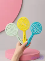 :برس فلکسی بوژان 💖 مناسب برای موهای کوتاه و متوسط ✨ گره‌های روزمره رو بدون کشیدن مو باز می‌کنه. 🌸 سبک، خوش‌دست و عالی برای ماساژ پوست سر هم کاربردیه، هم مقرون‌به‌صرفه و قیمتش فوق‌العاده مناسبه. https://eitaa.com/Mahsolat_naderi