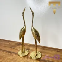 مجسمه جفتی لک لک روی پایه گرد