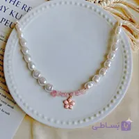 گردنبند مروارید دفرمه درشت و سنگ رز کوارترز با پلاک میناکاری گل کد۶۶۶