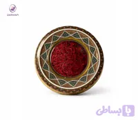 زعفران سوپر نگین اتویی زروان 2 گرمی صادراتی، در بسته‌بندی لوکس ظرف خاتم کاری