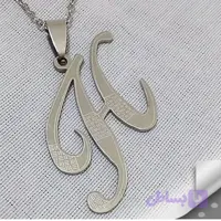پلاک گردنبند استیل طرح حرف لاتین رنگ ثابت ضدحساسیت بدون زنجیر