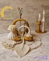 ست دکوری دکوراتیو شامل شمع ها، گل خشک، تسبیح و رانر مکرومه
