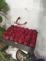 باکس گل درب شیشه ای با رز قرمز طبیعی ۳۵ شاخه ای