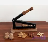 هسته‌شکن فلزی با دسته چوبی