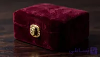 پرامپت مهندسی‌شده موکاپ جعبه جواهرات مخمل زمردی