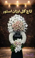 تاج گل ترحیم فانتزی | گل های آنتریوم هلندی و لیلیوم اورینتال در ارتفاع ۲ متر و ۳۰ سانتی متری پایه فلزی