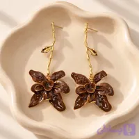 گوشواره آویز گل قهوه‌ای مدل شاخه طلایی