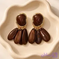 گوشواره آویز مدل خوشه‌ای قهوه‌ای شکلاتی با قاب طلایی