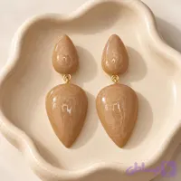 گوشواره آویز طرح سنگی مدل اشکی دو تکه کرم کاراملی
