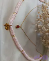 گردنبند زنانه صدف طبیعی واشری صورتی با پلاک استیل طلایی مدل شبدر شانس