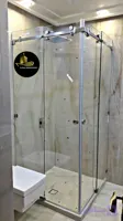 کابین دوش فریم‌لس کشویی کنج لوتوس با یراق استیل و شیشه سکوریت ۸ میل