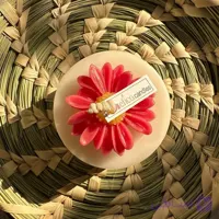 شمع استوانه‌ای طرح گل بابونه (شمع گل‌دار)
